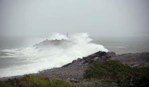 La tormenta Lee deja un muerto y a miles sin luz a su llegada a Nueva Inglaterra y Canadá