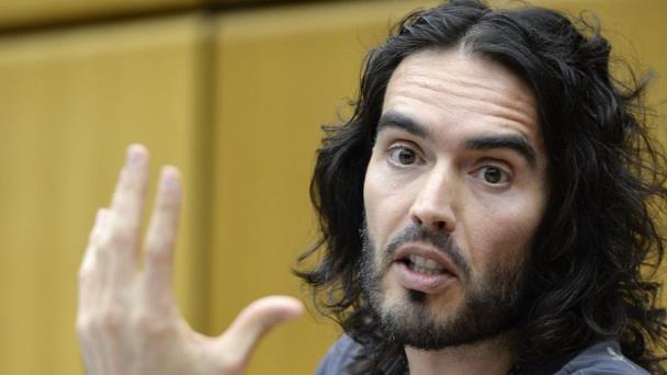 Russell Brand, ovacionado en su primer espectáculo tras ser acusado de agresiones sexuales