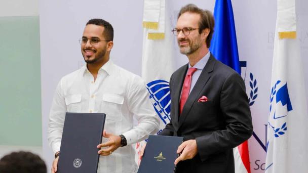 Firman acuerdo para impulsar estudios en negocios y emprendimientos en jóvenes