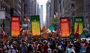 Miles de activistas climáticos marchan en Nueva York para pedir el fin de la energía fósil