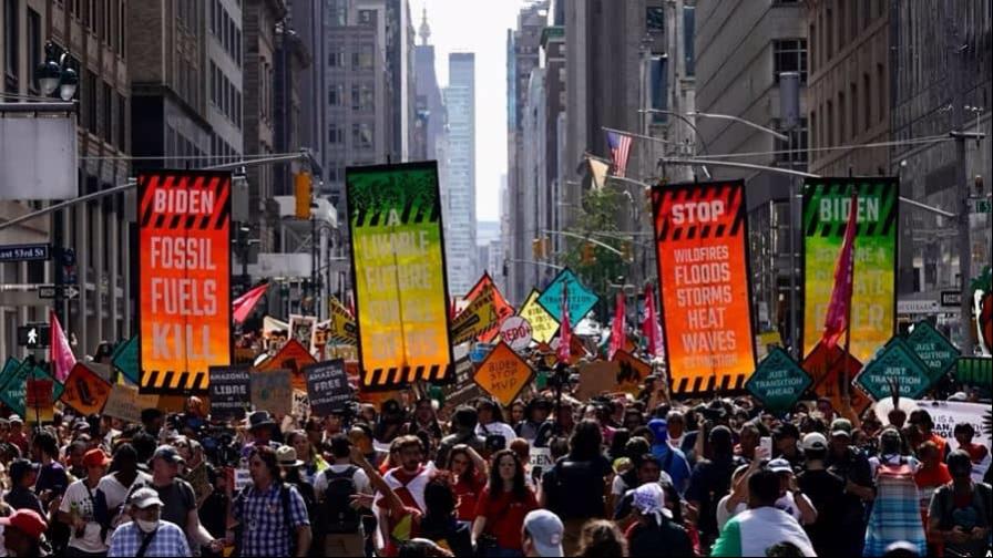 Miles de activistas climáticos marchan en Nueva York para pedir el fin de la energía fósil