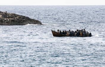 Italia evalúa medidas para frenar llegada masiva de migrantes