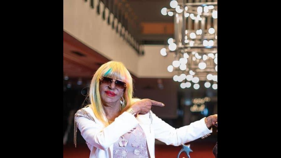 Vestida de brillo y feliz, Fefita La Grande celebra por todo lo alto sus 80 años