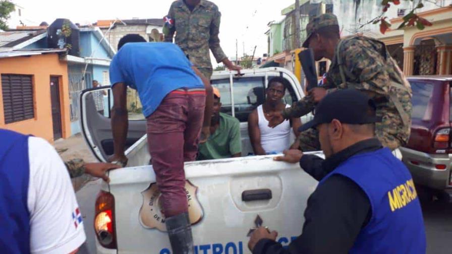Haitianos denuncian miembros de Migración rompieron candados y entraron a sus viviendas en El Seibo