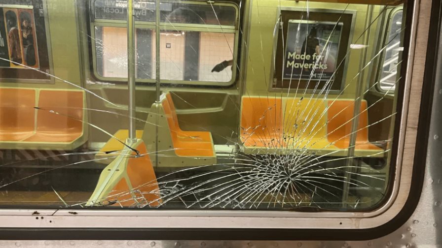 Delincuentes destrozaron 97 ventanas del tren de Nueva York