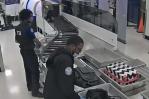 Video muestra a empleados del TSA en el Aeropuerto de Miami robando a pasajeros