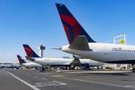 Empleados de Delta a juicio por robar miles de dólares a viajeros del aeropuerto de NY