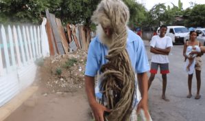 Hombre se deja crecer las rastas durante más de 40 años