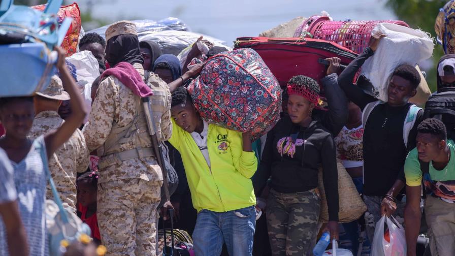 Haitianos dicen regresan a su país por temor a ser repatriados