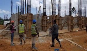 Constructores del Cibao denuncian operativos migratorios de madrugada; Migración dice: son legales