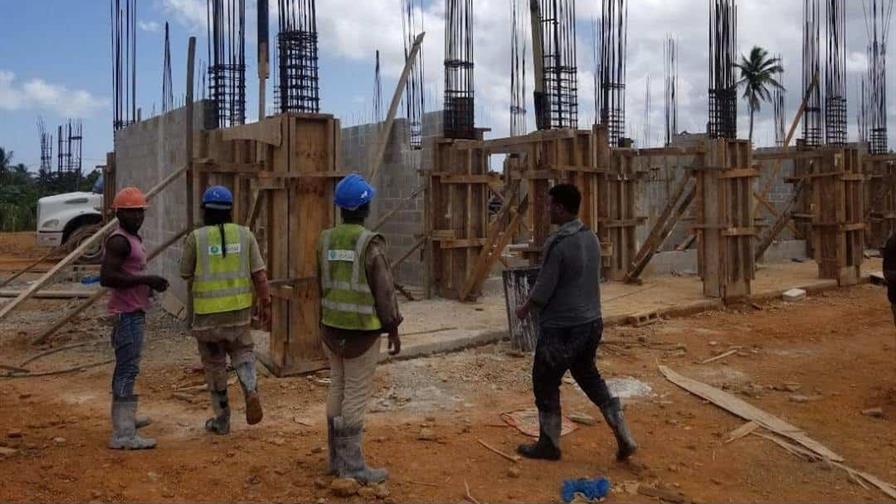 Constructores del Cibao denuncian operativos migratorios de madrugada; Migraci&oacute;n dice: son legales