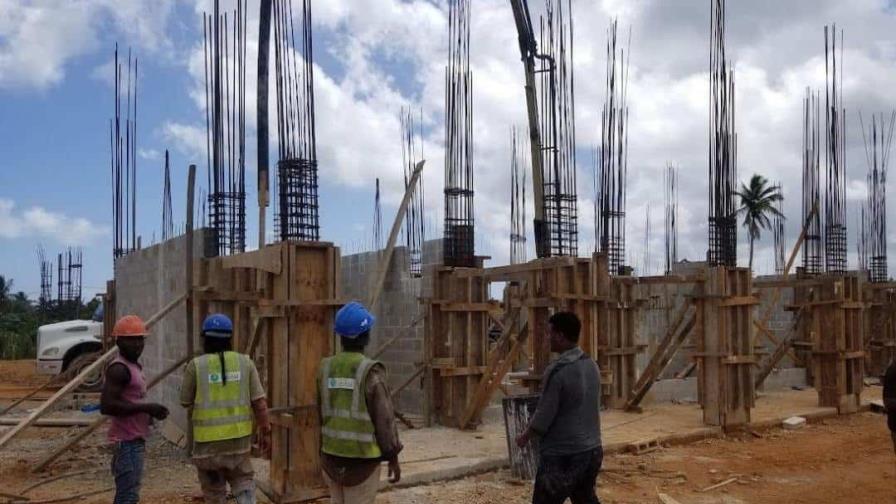 Haitianos cargan el peso de la "obra gris" en la construcción