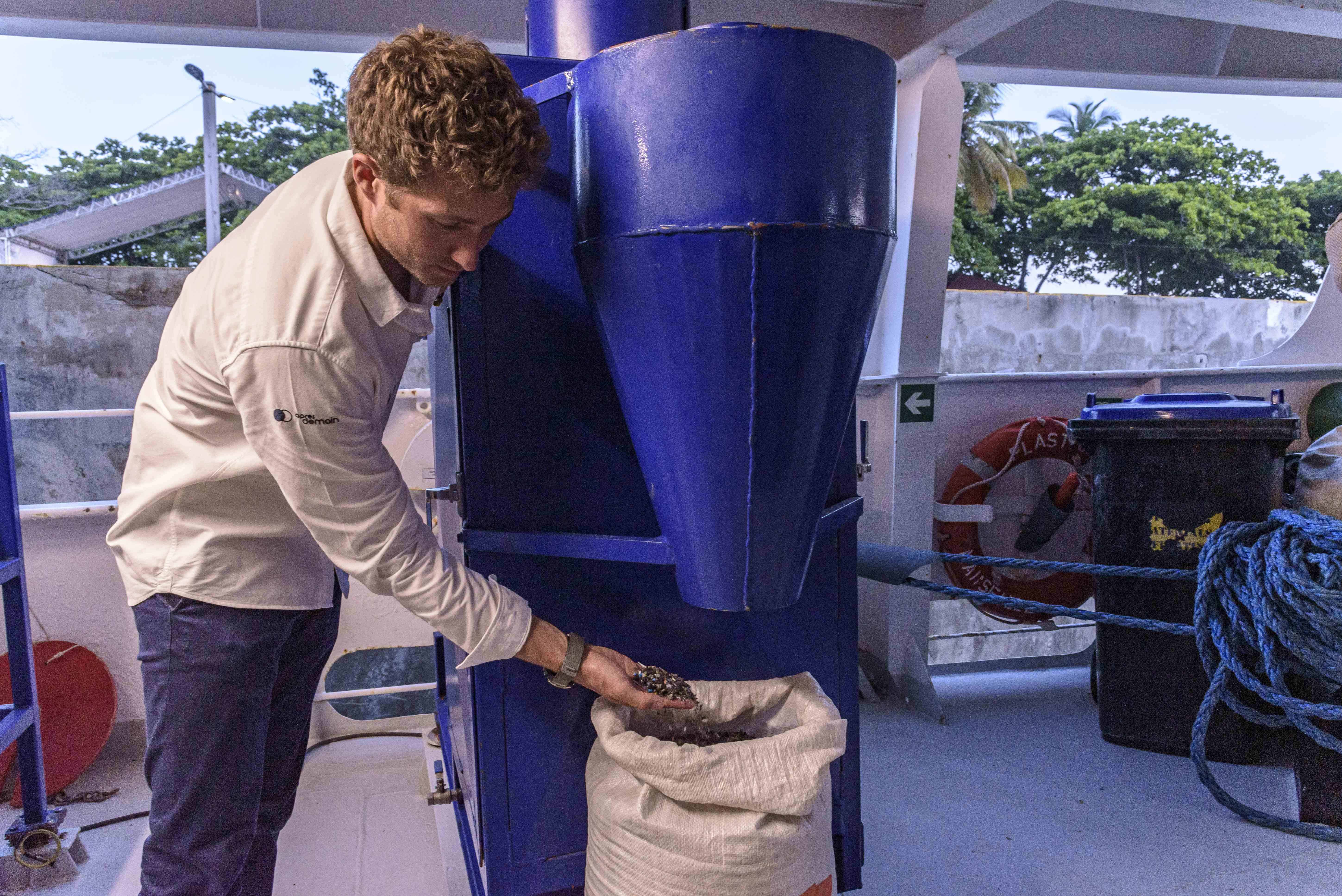 Simon Bernard muestra una de las máquinas empleadas en el buque. 