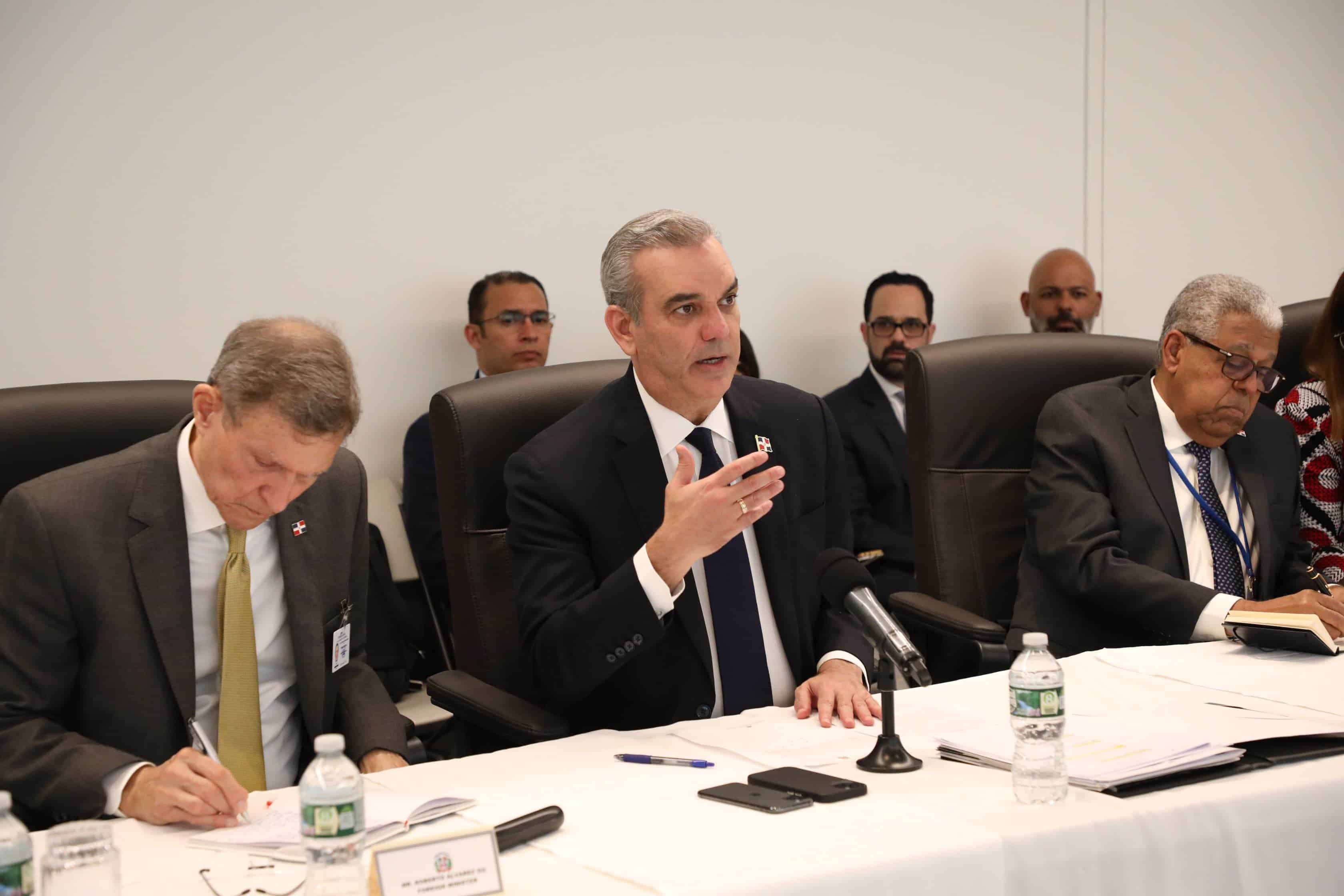 El presidente Luis Abinader habla durante el encuentro privado con el presidente de Kenia, William Ruto, en Nueva York. 