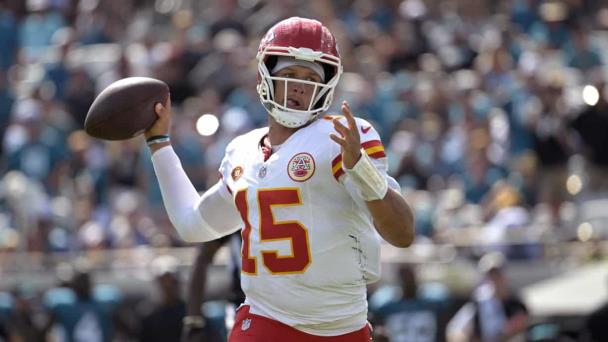 Mahomes y Chiefs reestructuran su contrato; ganara 210,6 millones en cuatro años, según fuente AP