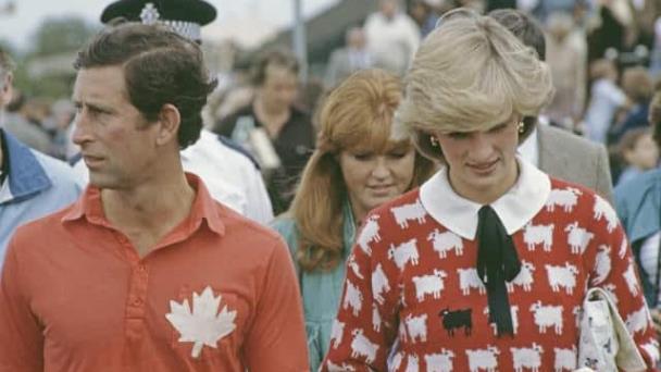 Subastan suéter por 1.14 millones de dólares que pertenecía a la Princesa Diana