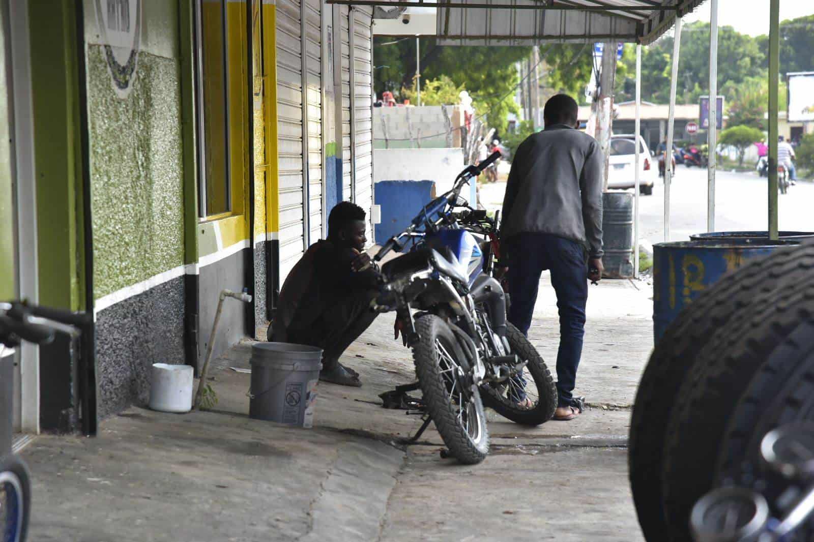 Un negocio de respuesto de vehículos en Pedernales afectado por el cierre de la frontera.