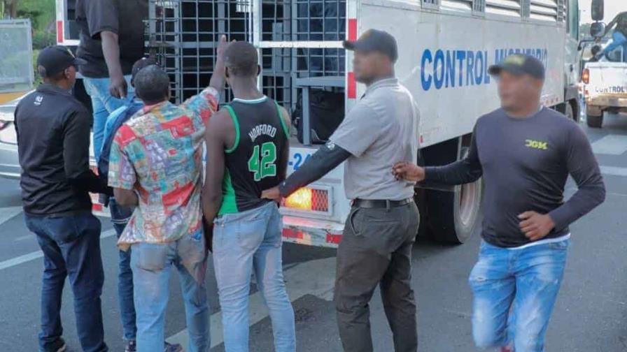 Autoridades continúan la detención de haitianos indocumentados