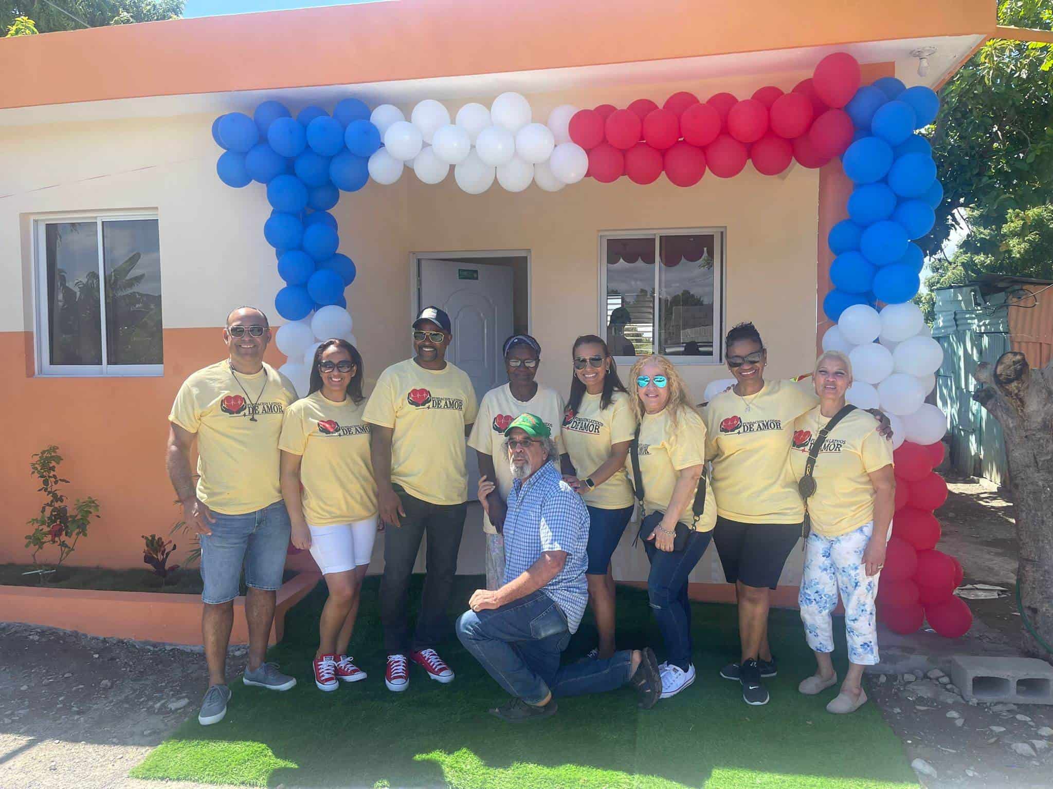 Miembros de la Fundación Latinos de Amor en la entrega de la vivienda.