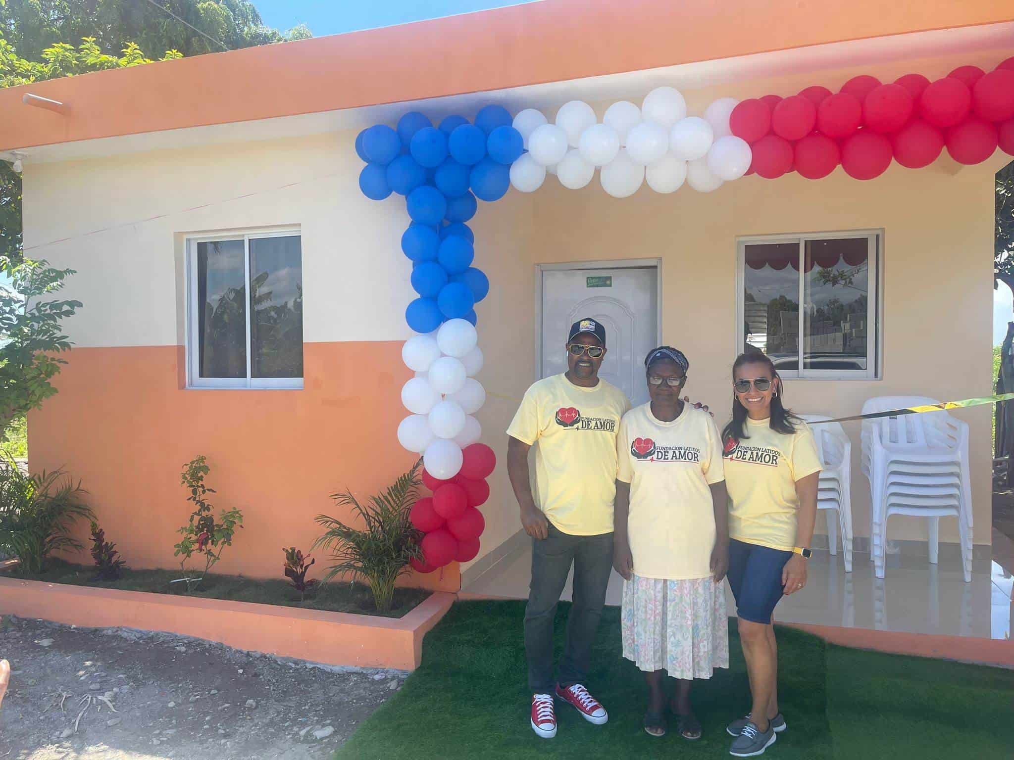 Los esposos Ana Liz y Juan Chávez entregan la vivienda a doña Juana.