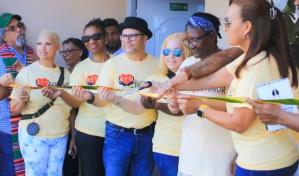 Dominicanos residentes en Boston cambian la vida de doña Juana con la entrega de una vivienda
