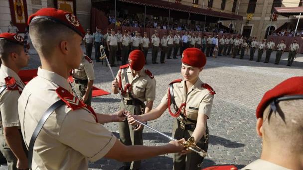 La Princesa Leonor recibe el sable que la acredita simbólicamente como dama cadete