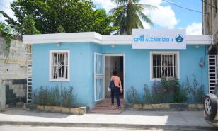 Por suciedad y pisos rotos paralizan servicios en centro de atención primaria en Los Alcarrizos