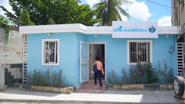 Por suciedad y pisos rotos paralizan servicios en centro de atención primaria en Los Alcarrizos