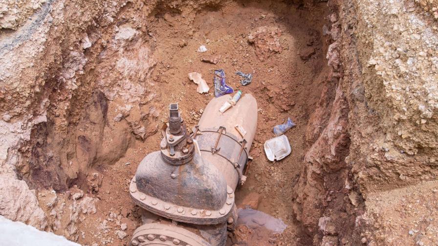 Después de cavar un hoyo de 10 pies, la Caasd paraliza obra en barrio Nueva Jerusalén