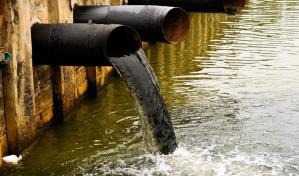 Denuncian aguas usadas estancadas en calle de San Pedro de Macorís