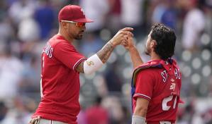 Castellanos responde con el bate y en defensa. Filis doblegan a Bravos