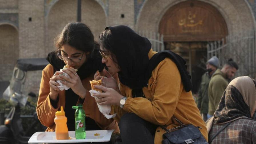 Irán endurece las sanciones para las mujeres que se nieguen a llevar el velo islámico