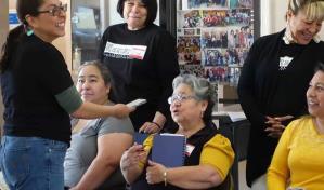 Mamacitas cibernéticas ayudan a latinas mayores a lidiar con el mundo digital