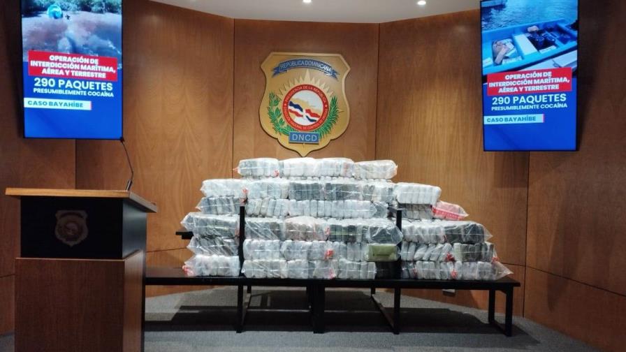 Hallan 290 paquetes de drogas en lancha perseguida por costas de Bayahíbe; sus ocupantes huyeron