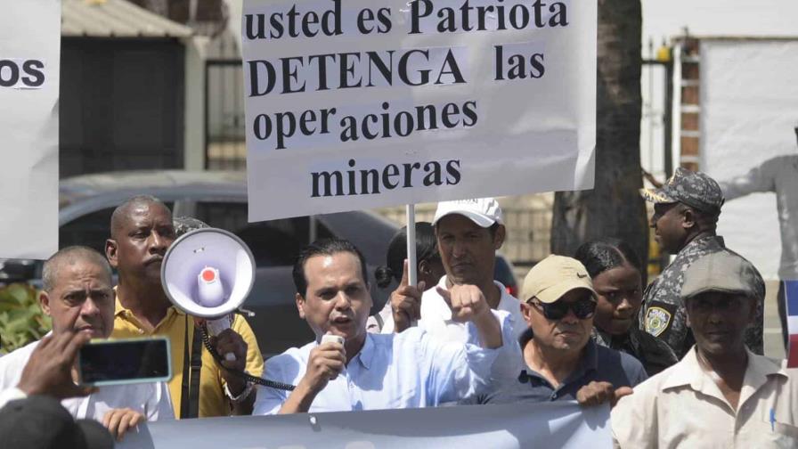 Senador del PRD protesta frente a la Dirección de Aduanas contra la explotación minera