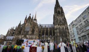 Alemania: sacerdotes bendicen a parejas del mismo sexo frente a la catedral de Colonia