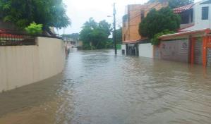 VIDEO| Cuando llueve, el agua llega hasta el segundo nivel de viviendas en una zona del residencial Álamos I