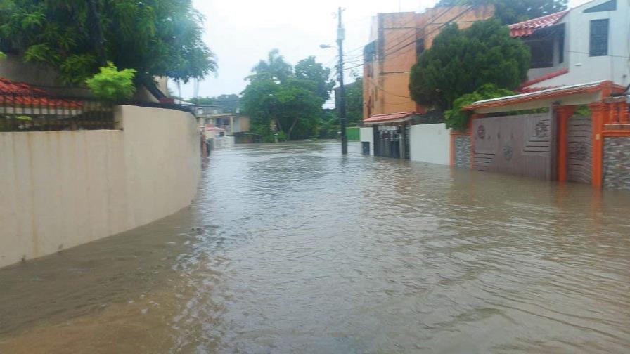 VIDEO| Cuando llueve, el agua llega hasta el segundo nivel de viviendas en una zona del residencial Álamos I