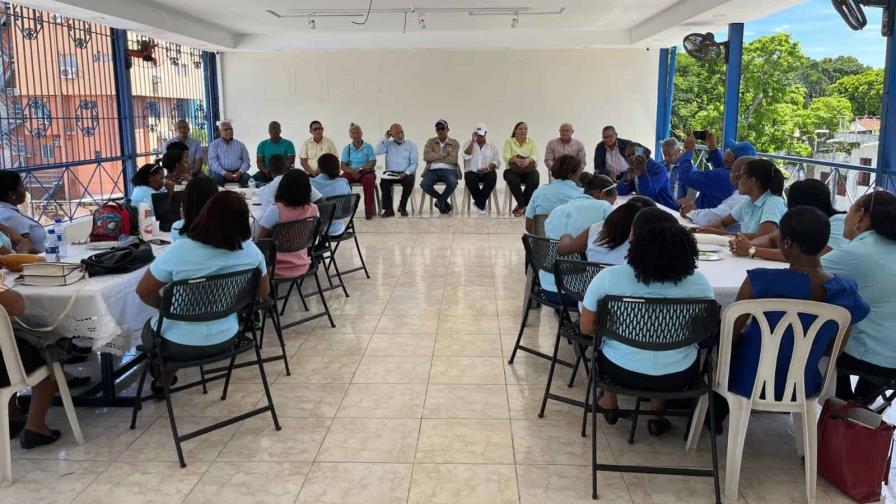 Minerd interviene escuela en Haina y reanuda la docencia
