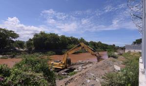 Equipos pesados trabajan en limpieza de toma del río Masacre