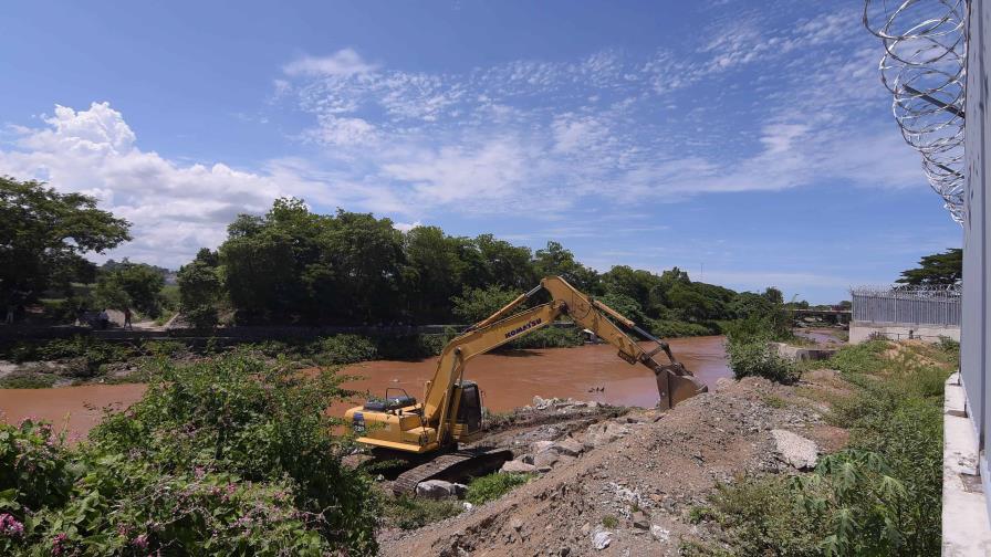 Equipos pesados trabajan en limpieza de toma del río Masacre