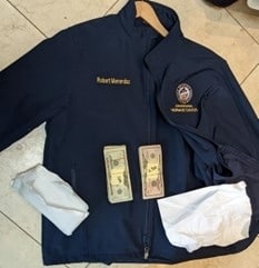 Se encontraron sobres con dinero dentro de chaquetas con el nombre de MENÉNDEZ y colgados en su armario.
