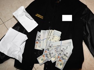 Se encontraron sobres con dinero dentro de chaquetas con el nombre de MENÉNDEZ y colgados en su armario.
