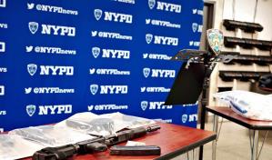Policía de NY incauta armas y drogas en una casa de Queens; un niño estaba en el lugar
