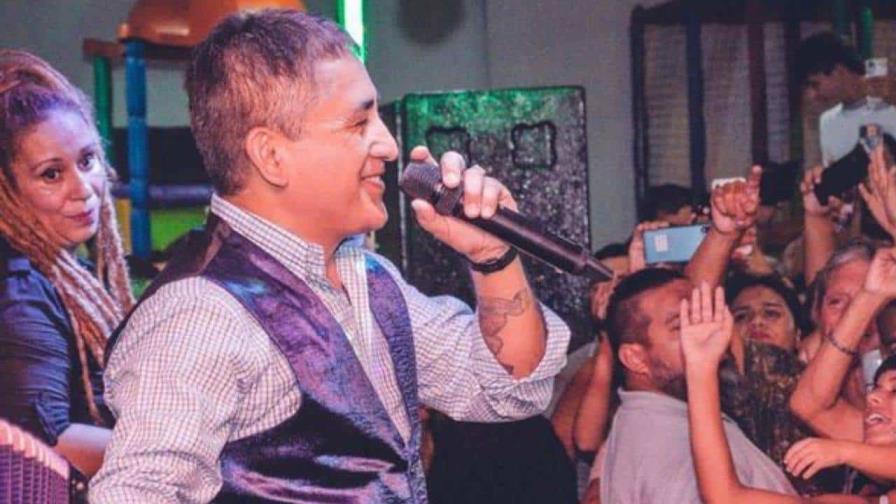 Cantante argentino muere en un trágico accidente junto a su esposa a los pocos días de casarse