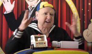 Kiko, de El Chavo del Ocho, pide a migrantes cruzar legal a EEUU y evitar traficantes