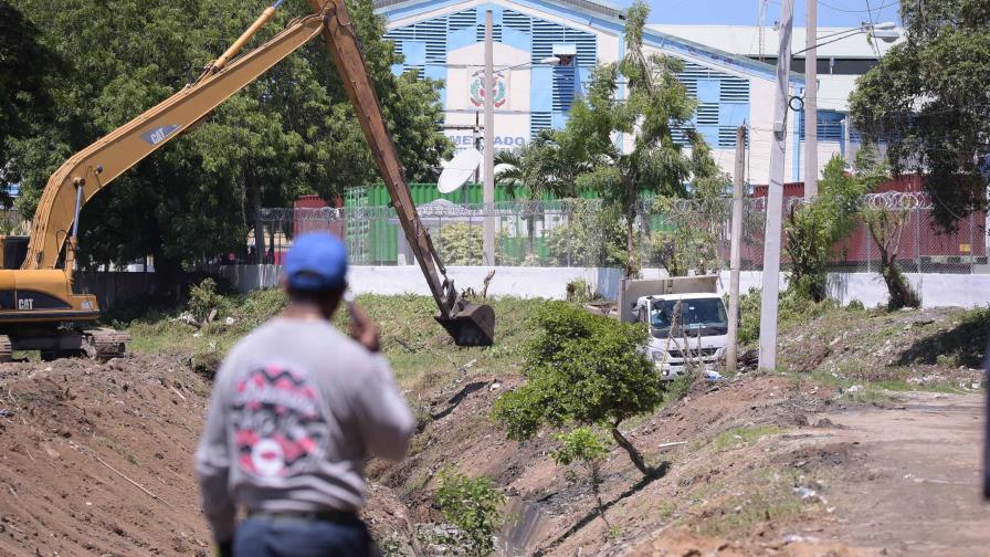 Más de dos mil toneladas de sedimentos han retirado en dos días de la toma de agua del canal La Vigía