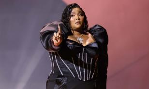 Exdiseñadora de vestuario acusa a la cantante Lizzo de acoso y discriminación