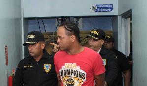 Se entrega hombre buscado por muerte de vigilantes en supermercado de Villa Mella