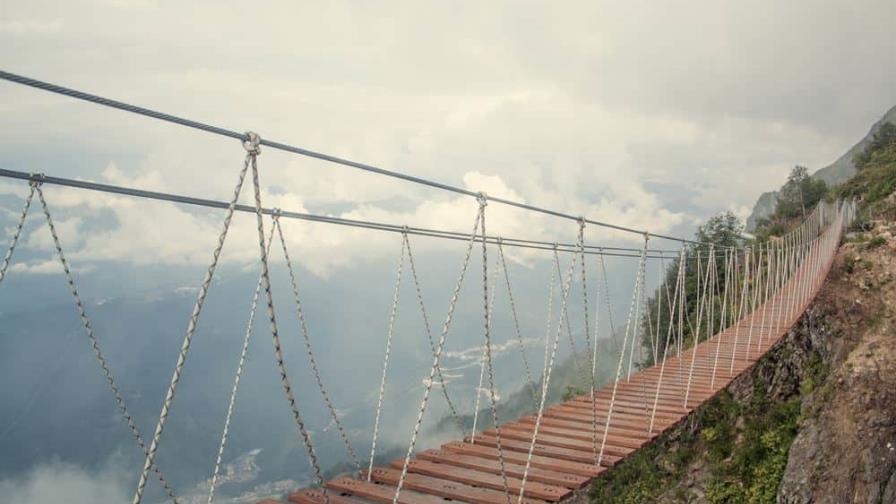 Turista muere trágicamente mientras cruzaba un puente de 300 pies de altura
